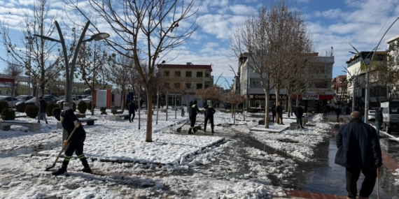 Batman – Buzlanma olayına karşı kaldırımlar temizleniyor