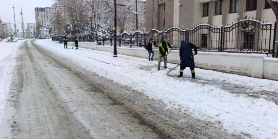 Batman’da buzlanmaya karşı belediye ekipleri sahada