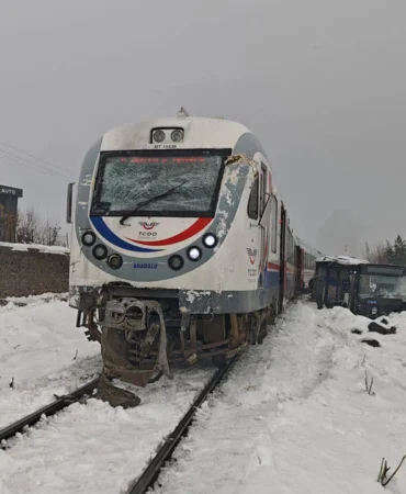 diyarbakir-da-belediye-otobusu-trenle-carpisti-1-yarali