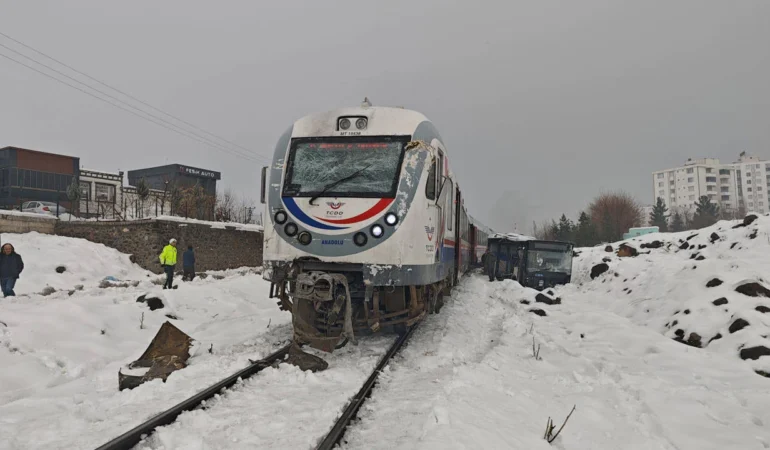 diyarbakir-da-belediye-otobusu-trenle-carpisti-1-yarali