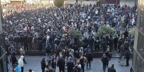 İran’da son 3 yılın en büyük kitlesel protestosu: En az 15 gözaltı