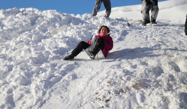 kar çocuk kayma