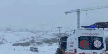 sason-da-karla-kapli-mezrada-63-yasindaki-hasta-kizakla-ambulansa-ulastirildi-1200-647446