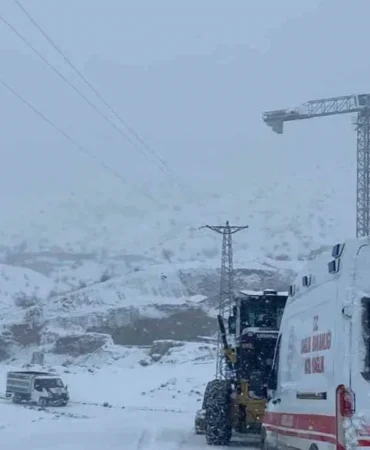 sason-da-karla-kapli-mezrada-63-yasindaki-hasta-kizakla-ambulansa-ulastirildi-1200-647446