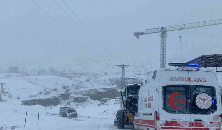 sason-da-karla-kapli-mezrada-63-yasindaki-hasta-kizakla-ambulansa-ulastirildi-1200-647446