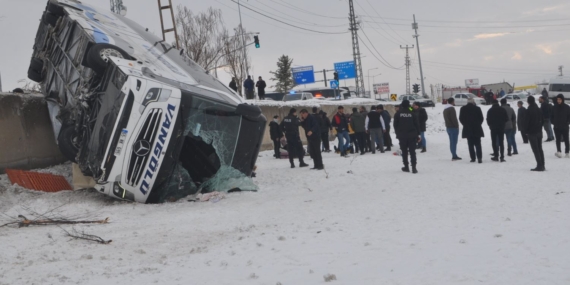Ağrı’da yolcu otobüsü devrildi: 16 yaralı