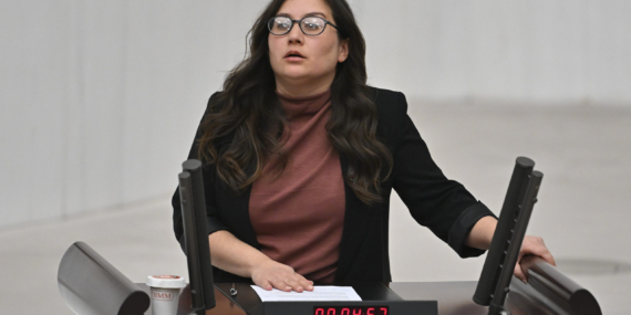 ‘Saç örgüsü’nden tutuklanan çocuk çıplak aramaya maruz bırakıldı