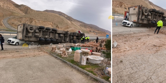 Hasankeyf yolunda tır polis aracının üzerine devrildi