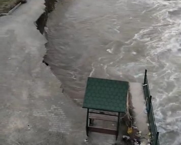 Batman Çayı’nda istinat duvarı yıkıldı, yaya parkurunda çökme