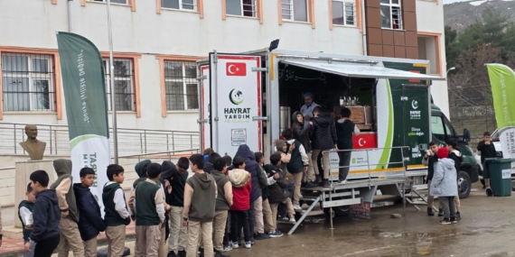 Hayrat Yardım’dan Gercüş İlçesinde 1500 öğrenciye sıcak ikram