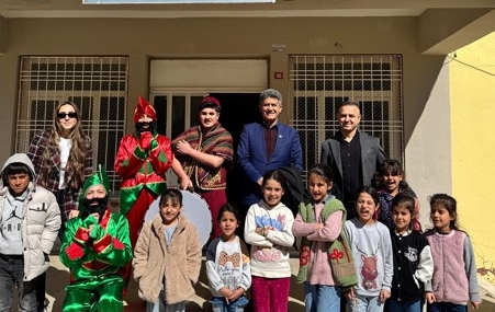Hasankeyfli öğrencilerden köy okullarında Hacivat ve Karagöz gösterisi
