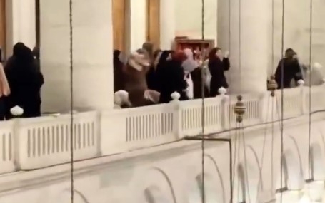 İstanbul – Fatih Camii’nde kadınlar erkeklere Mescid-i Aksa için başörtüsü fırlattı