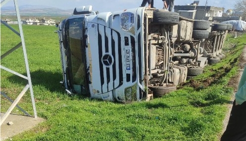 Batman – Beşiri’de tır devrildi: Sürücü hafif yaralı