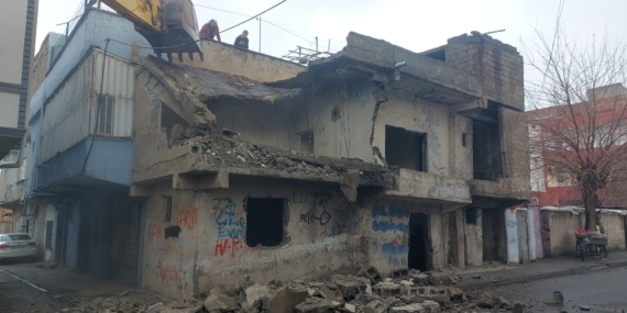Batman – Metruk yapıların yıkımı sürüyor