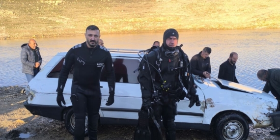 Batman’da kırsal yolda kaza: Otomobil su birikintisine düştü