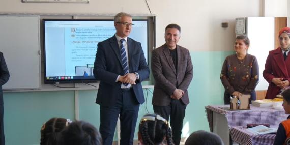 Batman Üniversitesi Rektörü Prof. Dr. İdris Demir, minik öğrencilerle bir araya geldi