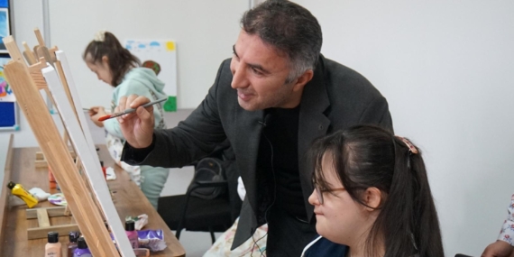 Batman Üniversitesinden engelli aktif yaşam merkezinde anlamlı sanat etkinliği