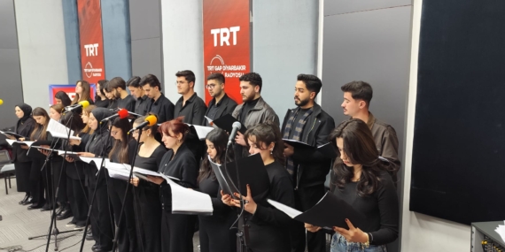 Batman Üniversitesi Öğrencileri TRT Türkü Radyosunda canlı yayında konser verdi