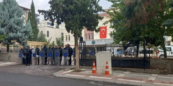 Belediyeye operasyon: 49 kişi gözaltına alındı