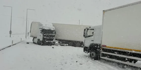 Bitlis’te zincirleme kaza: Yol trafiğe kapandı, 5 yaralı