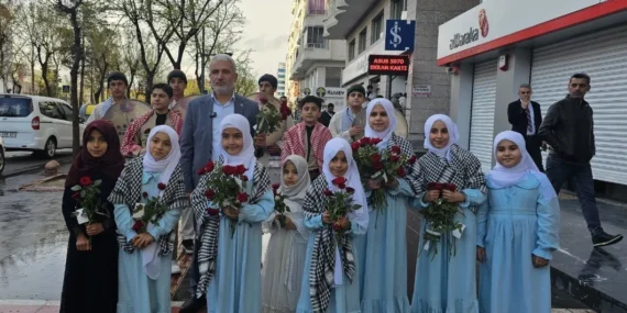 Batman’da Mevlid-i Nebi Öncesi Gül Dağıtımıyla Davet