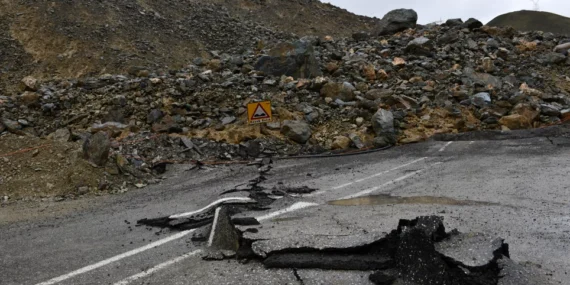 Hakkari-Van Yolu 19 gündür kapalı: Yetkililer sessiz, halk tepkili