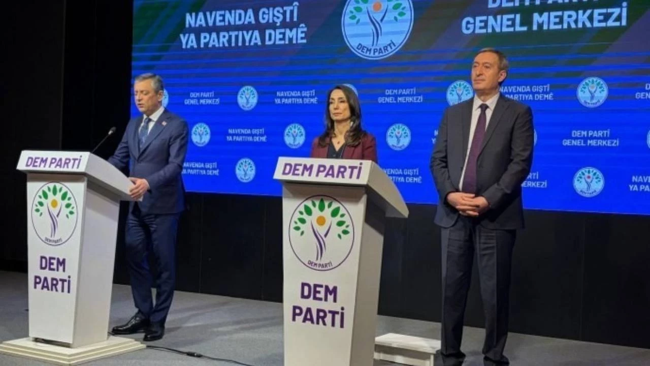 ozelin-dem-parti-ziyareti-sonrasi-aciklama-yapiliyor-nvjv