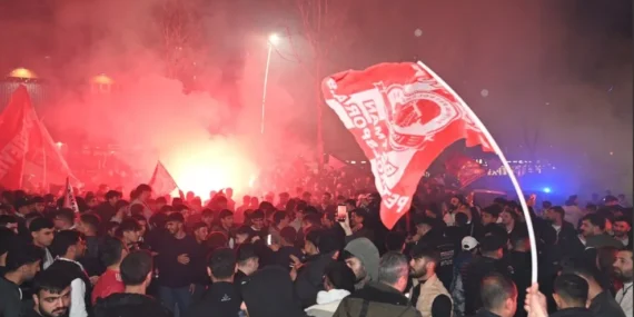 Batman Sokaktaydı… Ankara’dan şampiyon dönen Batman Petrolspor’a coşkulu karşılama