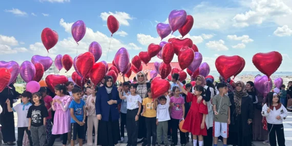 AK Parti Batman Kadın Kolları’ndan Yetim Çocuklara Bayram Şenliği
