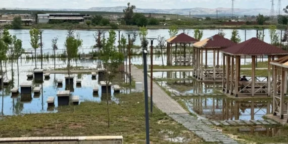 Fırat Nehri taştı: Yollar ve parkları su bastı