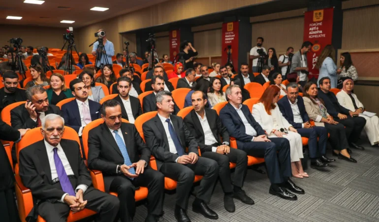 diyarbakirda-toplumsal-baris-ve-ozgurluk-forumu-duzenlendi_21c3afd3a06f