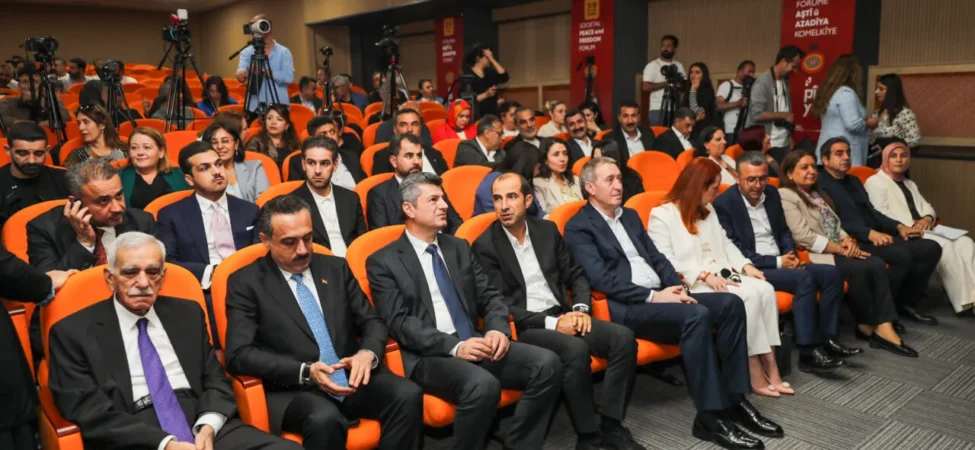 diyarbakirda-toplumsal-baris-ve-ozgurluk-forumu-duzenlendi_21c3afd3a06f