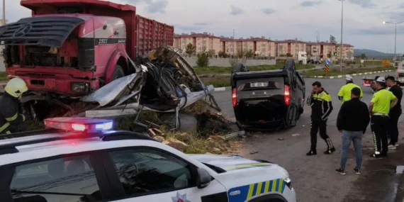 Peş peşe trafik kazaları: 3 kişi hayatını kaybetti, 9 kişi yaralandı