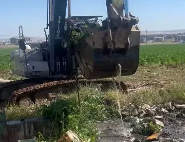 Batman – DSİ sulama kanalında temizlik çalışması sürüyor