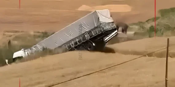 Batman – TIR bariyerleri aşıp sulama kanalına uçtu: 3 yaralı