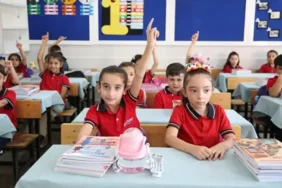 ogrenciler_merakla_bekliyor_yarin_okul_var_mi_1779173079_7702