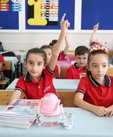 ogrenciler_merakla_bekliyor_yarin_okul_var_mi_1779173079_7702