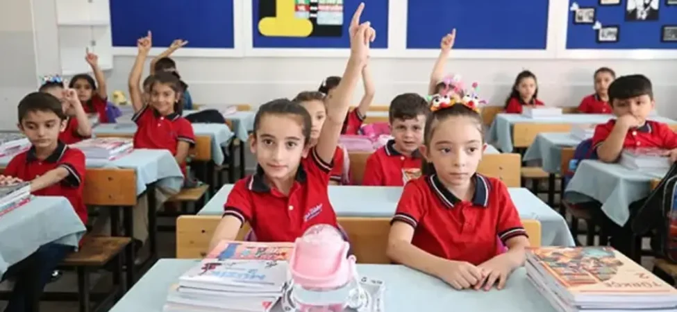 ogrenciler_merakla_bekliyor_yarin_okul_var_mi_1779173079_7702