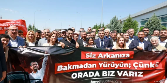 Özgür Özel Diyarbakır’da yoğun ilgiyle karşılandı