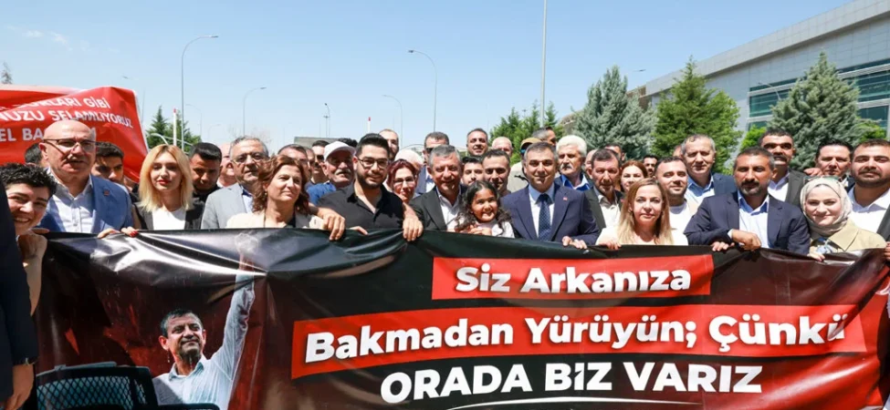 ozgur-ozel-diyarbakir-da-yurttaslardan-yogun-ilgi