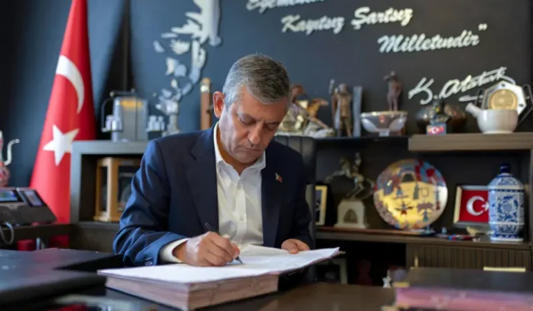 ÖZGÜR ÖZEL imza