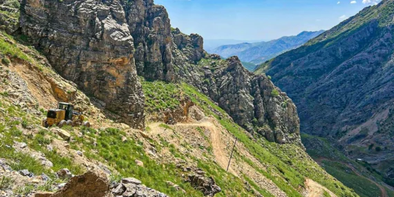 Kozluk’ta kıştan zarar gören köy ve mezra yollarında çalışma başlatıldı