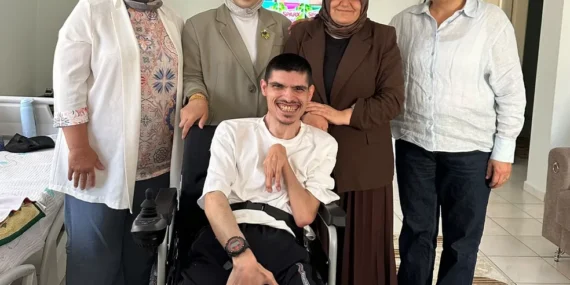 AK Parti Batman Kadın Kolları’ndan Engelli Vatandaşlara Akülü Sandalye Desteği