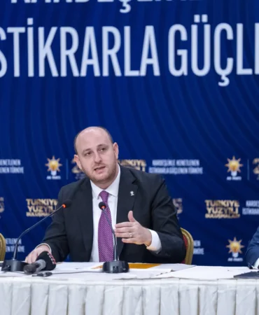 20260828143445_AA-20260828-42326633-42326629-AK_PARTININ_TURKIYE_YUZYILI_BULUSMALARI_KARDESLIKLE_KENETLENEN_ISTIKRARLA_GUCLENEN_TURKIYE_SLOGANIYLA_BASLIYOR