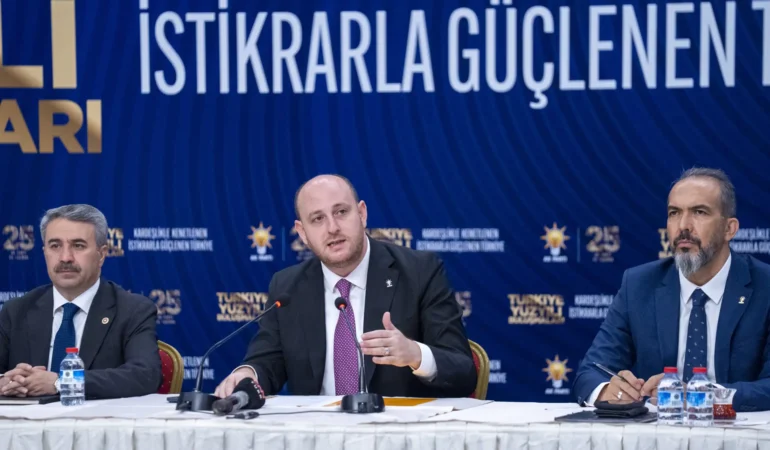 20260828143445_AA-20260828-42326633-42326629-AK_PARTININ_TURKIYE_YUZYILI_BULUSMALARI_KARDESLIKLE_KENETLENEN_ISTIKRARLA_GUCLENEN_TURKIYE_SLOGANIYLA_BASLIYOR