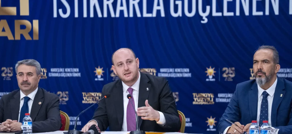 20260828143445_AA-20260828-42326633-42326629-AK_PARTININ_TURKIYE_YUZYILI_BULUSMALARI_KARDESLIKLE_KENETLENEN_ISTIKRARLA_GUCLENEN_TURKIYE_SLOGANIYLA_BASLIYOR