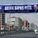 Feti Yıldız canlı yayına not gönderdi: “Demirtaş yasa kapsamında” thumbnail