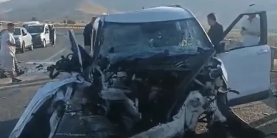 Gercüş’te hafif ticari araç ile pikap çarpıştı: 7 yaralı