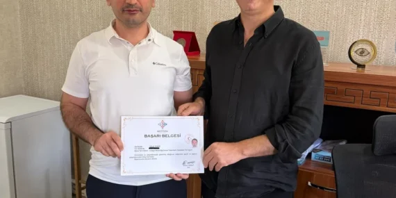 Kadın Doğum Uzmanı Celal Cengiz, başarı belgesiyle ödüllendirildi