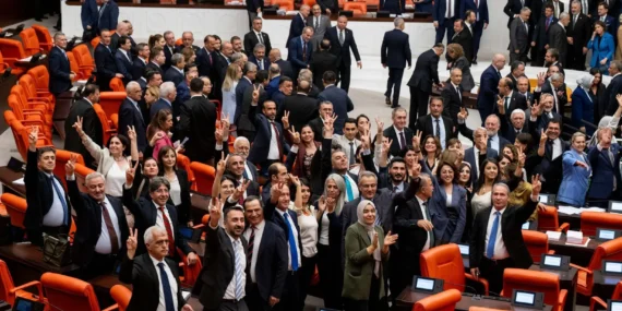 ‘Tarihi’, ‘kritik’, ‘cesur adım’: Dünya basını çözüm süreci yasasına geniş yer verdi